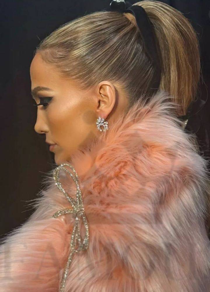 jennifer-lopez-grammys-fur-coat - Famous Jackets jennifer-lopez-grammys-fur-coat.jpg